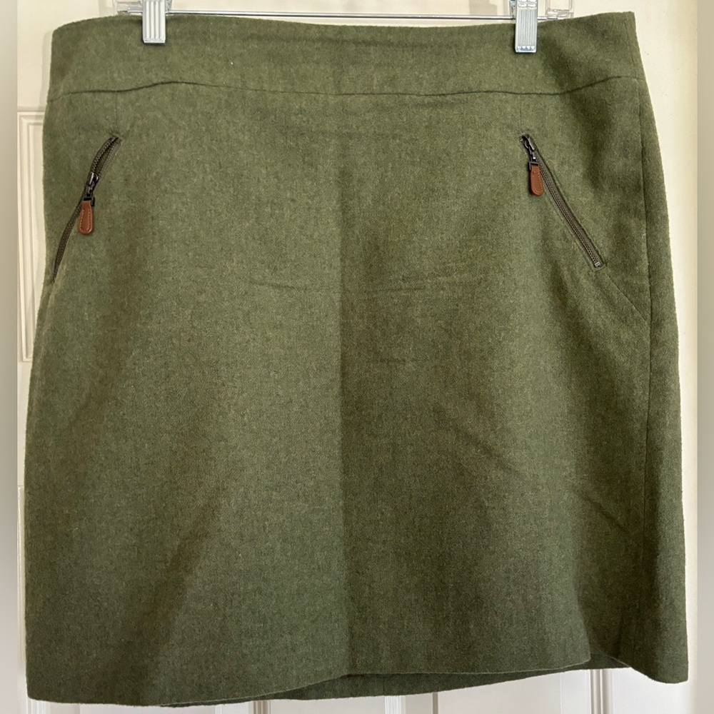 Beautiful wool skirt. Zipper with leather detail. Back zipper. Lined